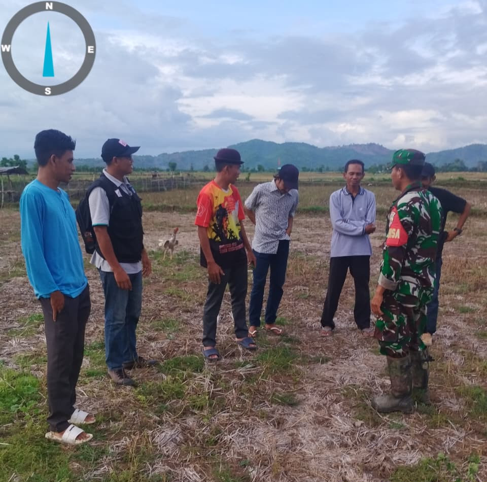 Babinsa Desa Runggu Dampingi Pemetaan Lahan Pembangunan Gerai Koperasi