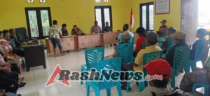 TNI dan Pemerintah Desa Kawal Penyerahan BLT di Nggelodae, Warga Diimbau Jaga Kesehatan Jelang Musim Hujan