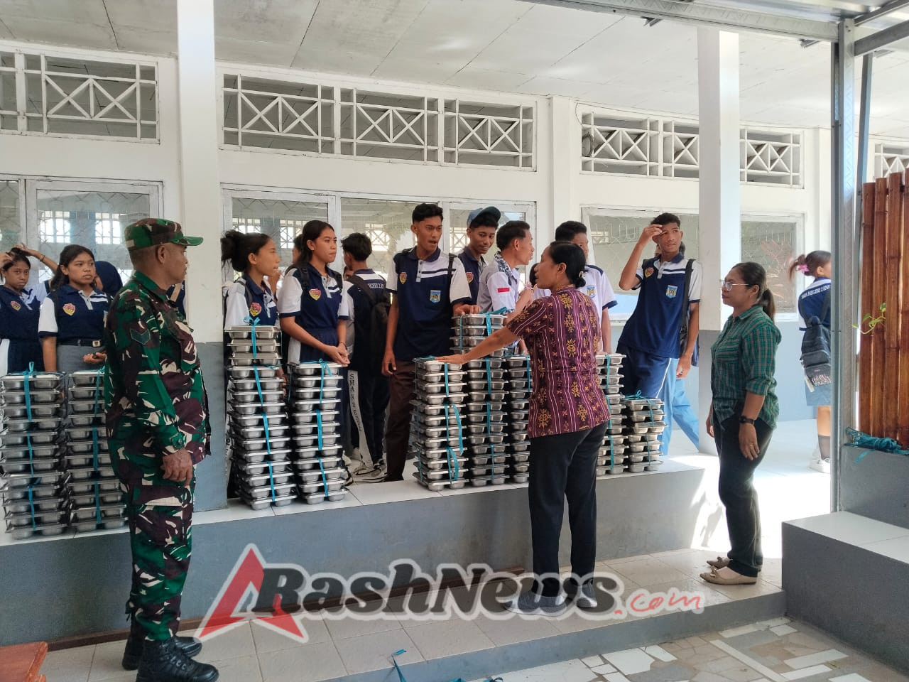 Babinsa Ende Hadirkan Dukungan di Program Makan Sehat Sekolah