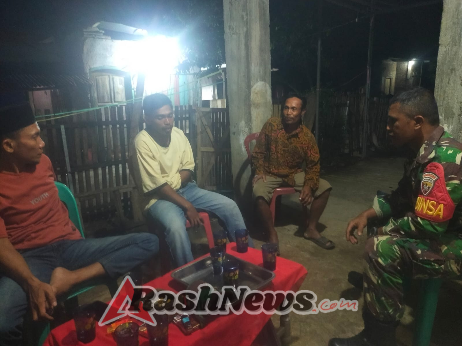 Babinsa Parado Kuta Berikan Himbauan Waspada Musim Hujan dan Angin Kencang