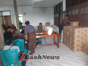 Pendampingan Babinsa Warnai Pembagian Beras dan Minyak Goreng di Watuliwung