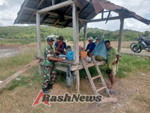 Jaga Kondusifitas, Babinsa Sertu Ismail Laksanakan Patroli dan Jalin Komsos di Beru