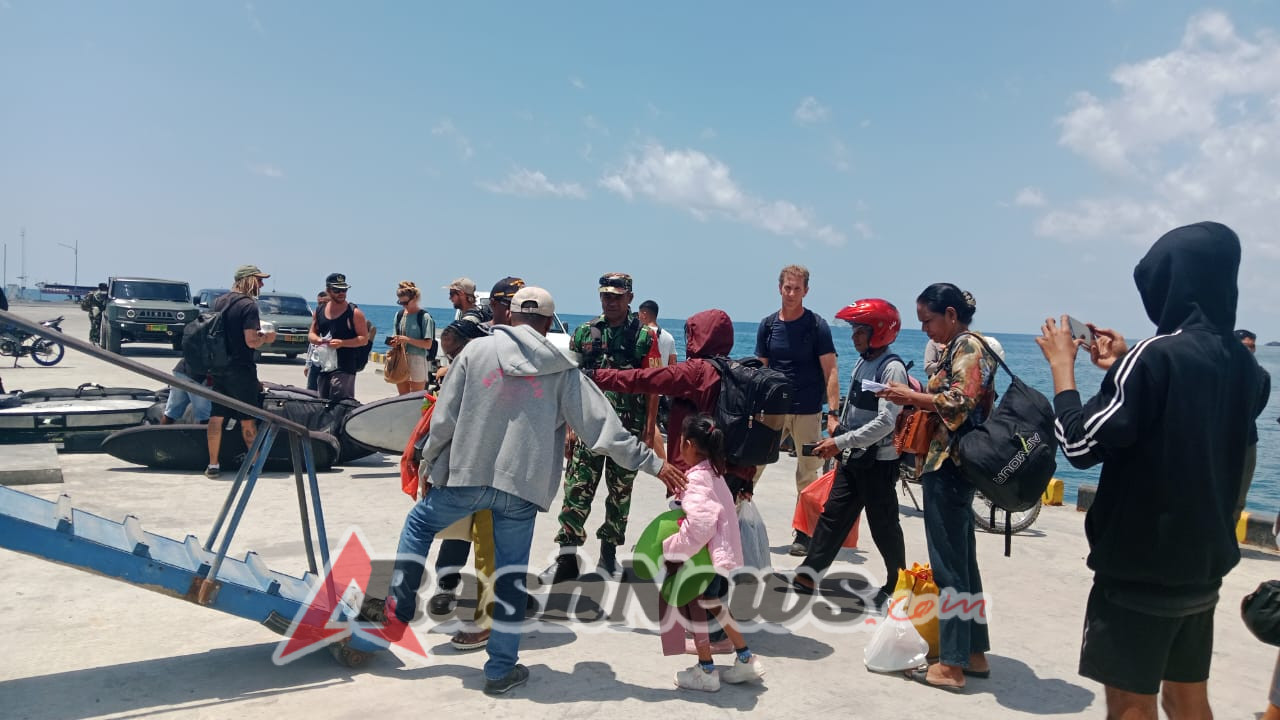Babinsa Baa Pastikan Keamanan Aktivitas Kapal Express Bahari 8E