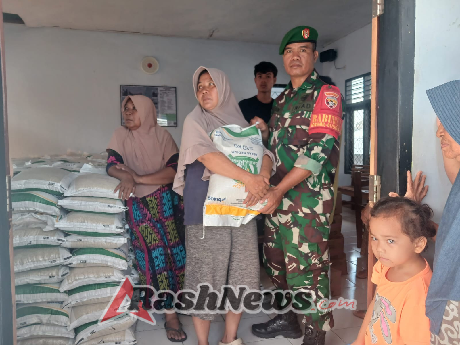 Penyaluran Bantuan Pangan di Desa Matua Dapat Pengawalan Babinsa