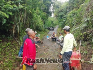 “Gotong Royong Pulihkan Akses, Bhabinkamtibmas dan Warga Bersatu Bersihkan Longsor di Banjar Tinga