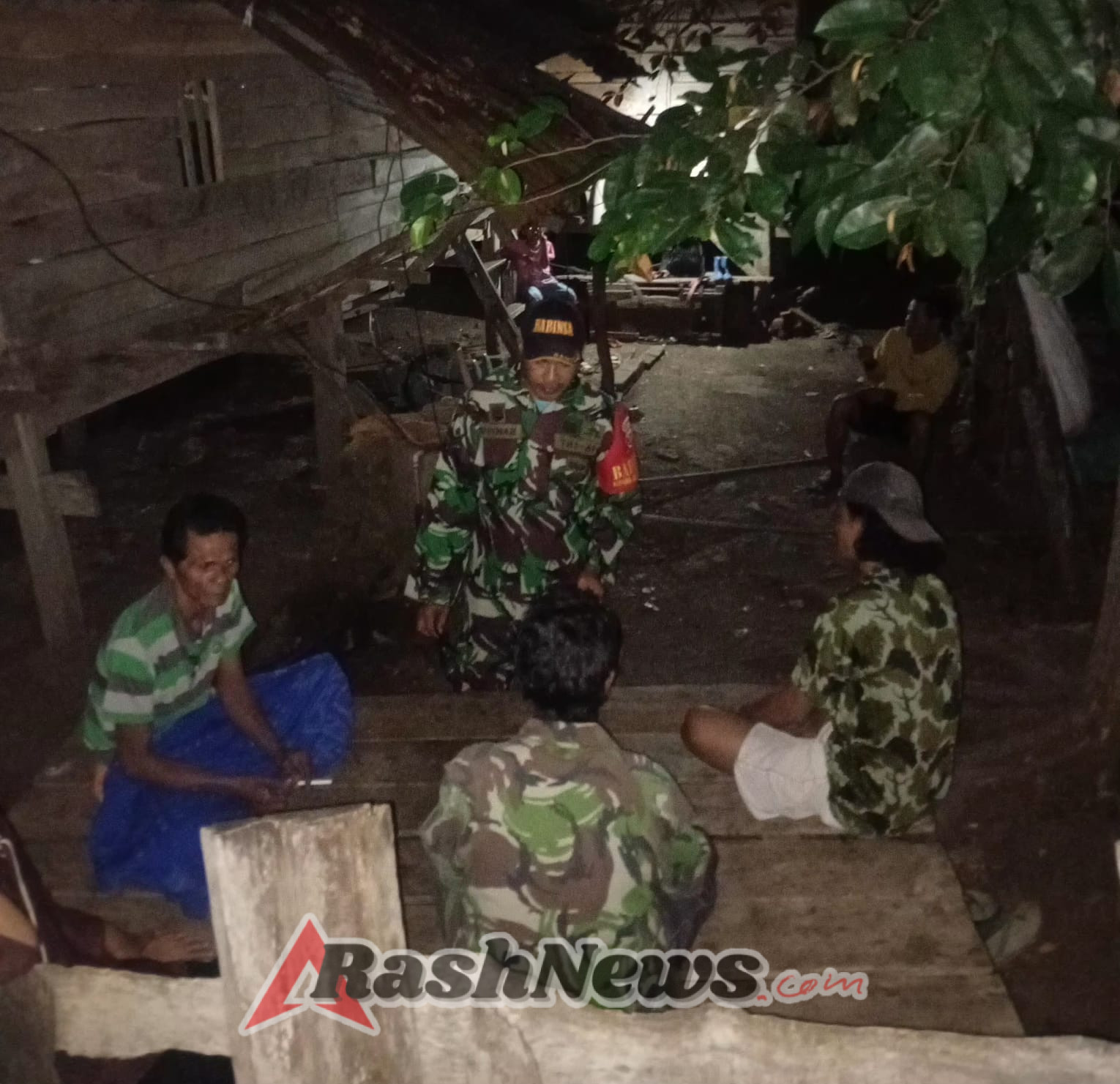 Babinsa Koramil 1614-06 Lakukan Ronda Malam dan Patroli Bersama Warga