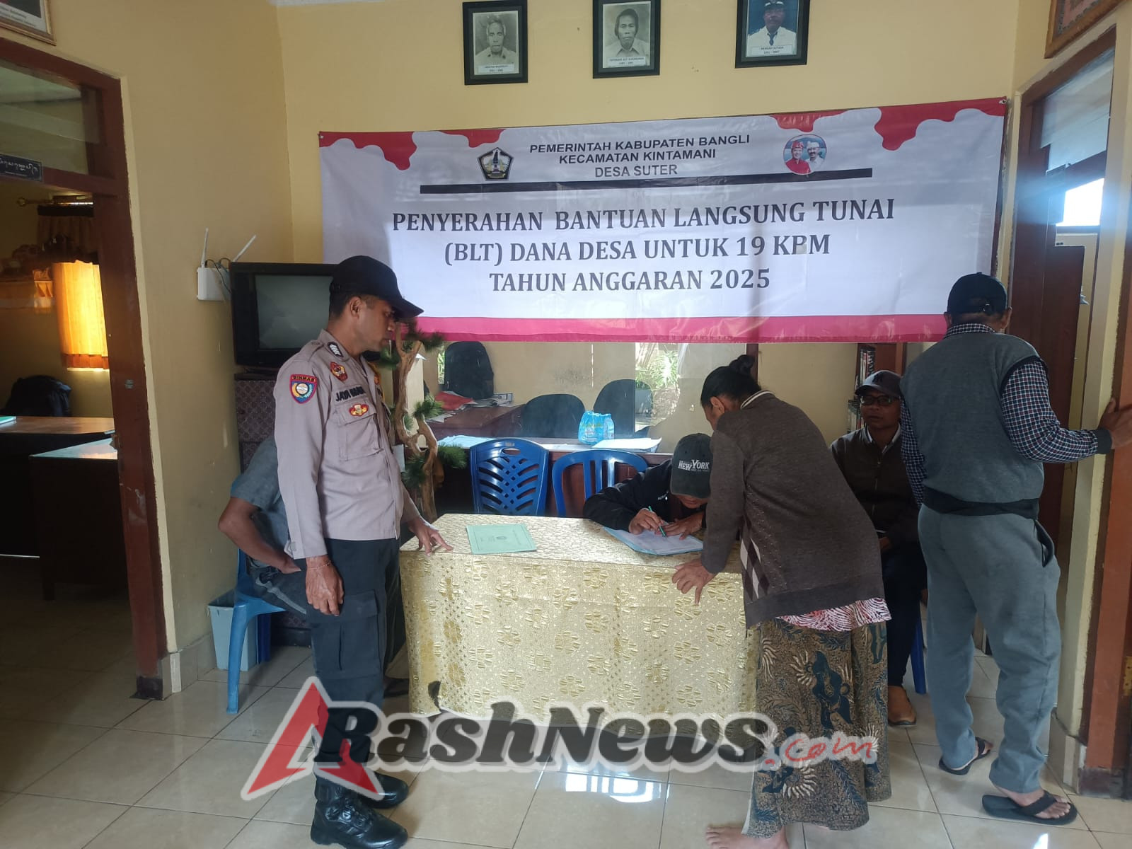 Bhabinkamtibmas Desa Suter Monitor Penyaluran BLT-DD Tahap XII Tahun 2025