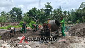 Kerja Bakti di Pululera: Babinsa Tekankan Kewaspadaan dan Keamanan Lingkungan