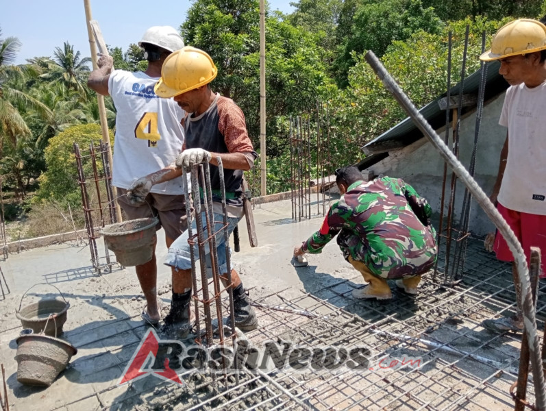 Gotong Royong Babinsa dan Masyarakat Warnai Pembangunan Rumah Layak Huni di Ende
