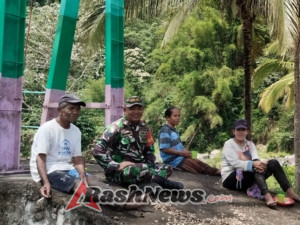 Komsos Bersama Warga, Babinsa Koramil 03 Detusoko Mantau Perkembangan Desa Dile