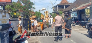 Bhabinkamtibmas Desa Ped Bersinergi Dengan Pecalang Amankan Upacara Adat Keagamaan di Banjar Prapat.