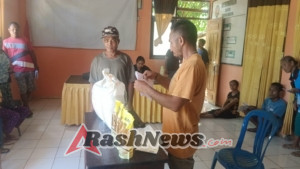 Sertu Jhonatan Dampingi Warga Bolatena Terima Bantuan Pangan Pemerintah