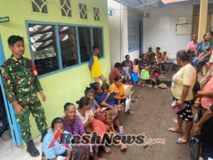 Bantuan Beras dan Minyak Goreng untuk 227 KK, Babinsa Waiara Hadir Dampingi Warga