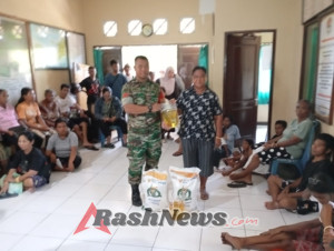 Warga Kota Uneng Terima Bantuan 20 Kg Beras dan Minyak Goreng, Babinsa Beri Pendampingan
