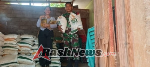 Warga Wuring Terima Bantuan 20 Kg Beras dan Minyak Goreng, Babinsa Berikan Pendampingan