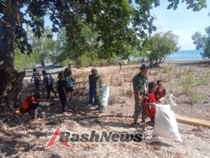 TNI Bersama Masyarakat Gelar Karya Bakti Lingkungan di Pantai Kabola