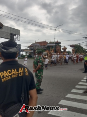 Hadirkan Keamanan Upacara Nyimpen  Ida Bhatara, Serka Yulianta Bersinergi Bersama Bhabinkamtibmas Dan Pecalang