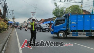 Personel Polsek Abiansemal Giatkan Gatur Sore Demi Kelancaran Arus Kendaraan