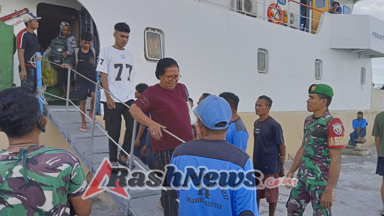 Piket Koramil 1627-03/Batutua Laksanakan Monitoring Bongkar Muat KM Sabuk Nusantara 43