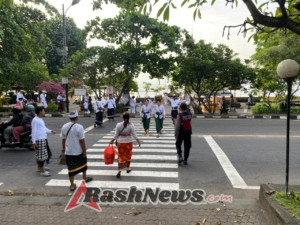 Polsek Dawan Amankan Dan Atur Lalu Lintas Giat Persembahyangan Pujawali di Pura Goa Lawah.