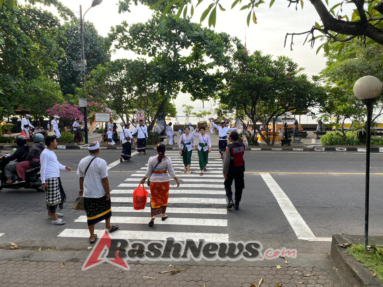 Polsek Dawan Amankan Dan Atur Lalu Lintas Giat Persembahyangan Pujawali di Pura Goa Lawah.