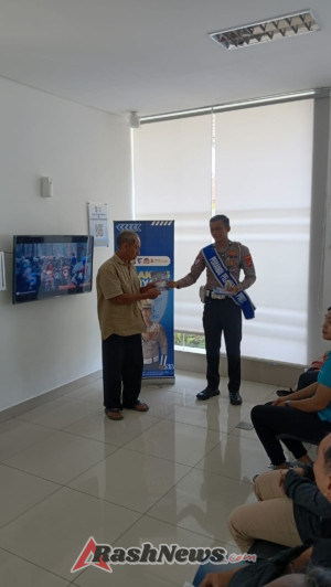 Penyerahan SIM terhadap pemohon SIM di Satpas Polres Karangasem