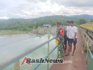 Pastikan Ketersediaan Air Pertanian, Babinsa Koramil 1602-03/Detusoko Turun ke Bendungan Mautenda