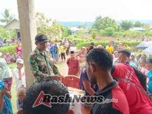 Babinsa Koramil 1630-01/Komodo Dampingi Penyaluran Bantuan Pangan di Desa Golo Sepang