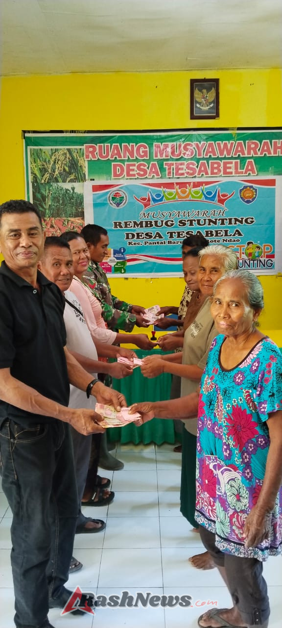 Babinsa Desa Tesabela Hadiri Rapat Pembagian BLT, Tekankan Pemanfaatan Dana Secara Bijak