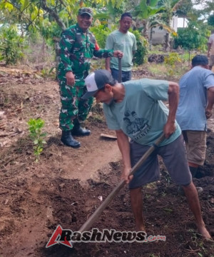 Babinsa dan Warga Genggelang Bangun Akses Demi Ekonomi Desa