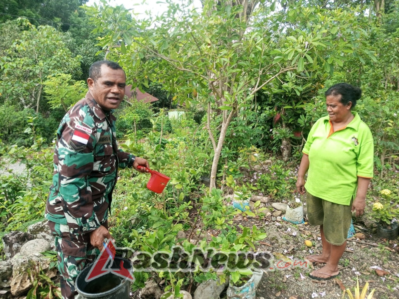 Tingkatkan Produksi Pertanian, Anggota Satgaster Pos Halibete Sosialisasikan Penggunaan Pupuk Organik Cair