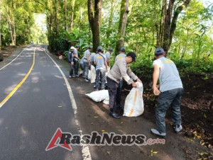 Cegah Bencana, Bhabinkamtibmas Desa Buahan Bersama Unsur Desa Bangun Tanggul Air Hujan