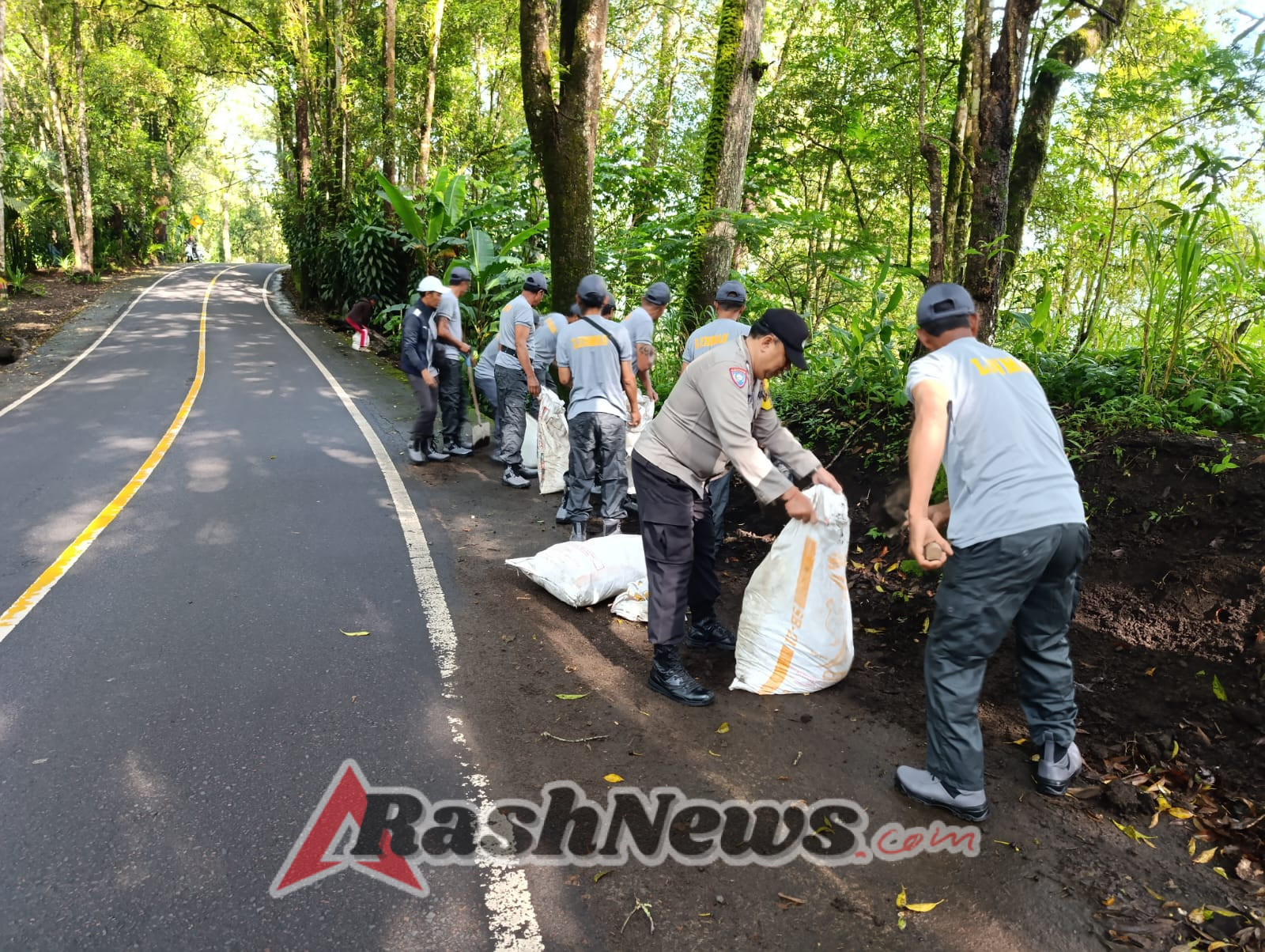 Cegah Bencana, Bhabinkamtibmas Desa Buahan Bersama Unsur Desa Bangun Tanggul Air Hujan