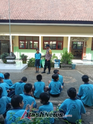 “Bhabinkamtibmas Sambangi SDN 3 Bunutin, Berikan Sosialisasi dan Penyuluhan Kamtibmas