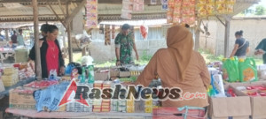 Harga Sembako Relatif Stabil, Babinsa Pahunga Lodu Turun ke Pasar Wulumanu