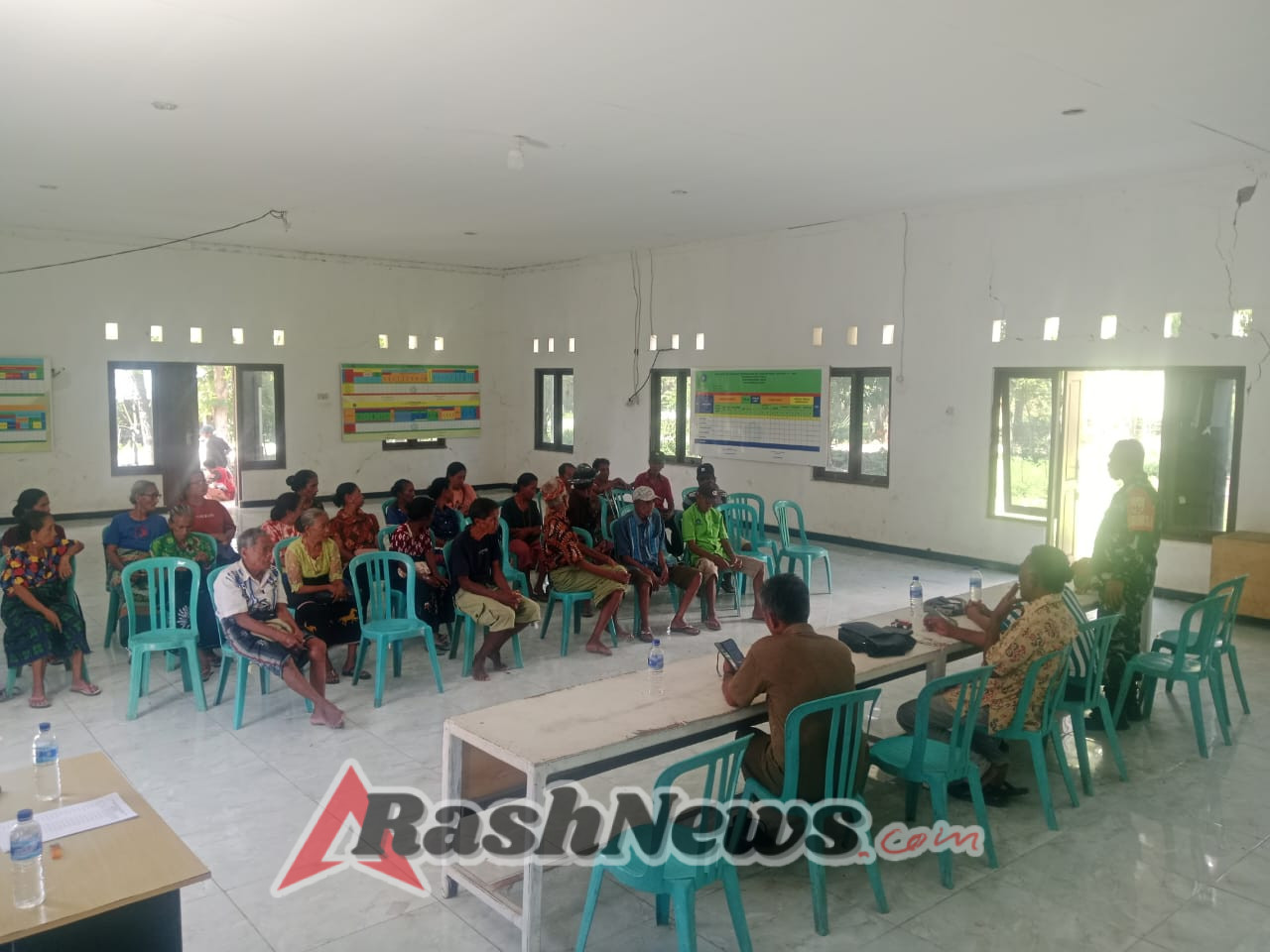 Babinsa Koramil 06/Karera Pastikan BLT Tepat Sasaran di Desa Praiwitu