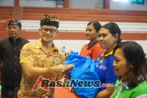 Kapolres Karangasem Hadiri Penyerahan Ratusan Paket Sembako untuk Pegawai DLH Karangasem
