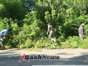 Peduli Lingkungan, Babinsa Koramil 03/Katikutana Turun Langsung Kerja Bakti