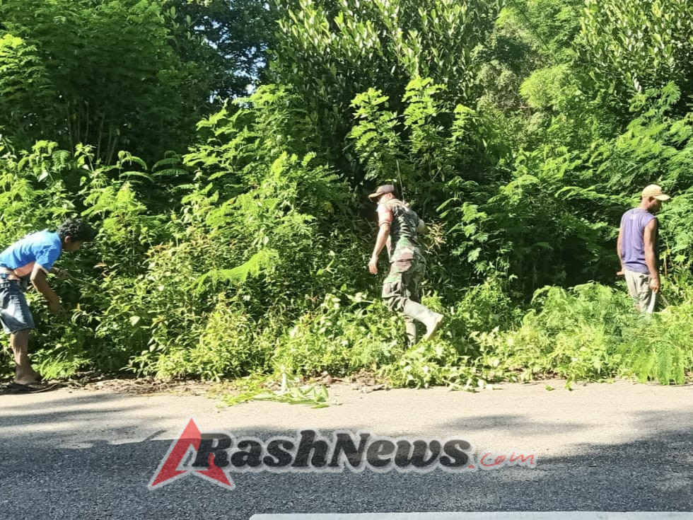 Peduli Lingkungan, Babinsa Koramil 03/Katikutana Turun Langsung Kerja Bakti