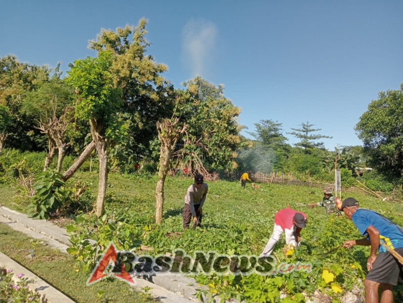 Babinsa Beru Dukung Kebersihan Lingkungan Lewat Karya Bakti