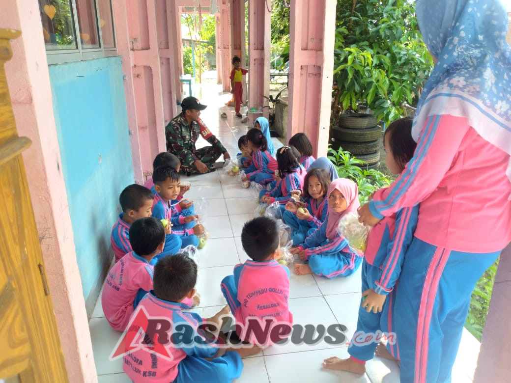 Sertu Sayuti Dampingi Pelaksanaan Makan Bergizi Gratis di TK Qollbi Ummi