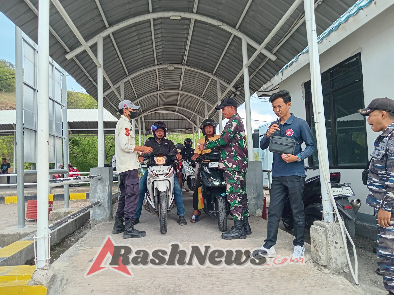 Antisipasi Gangguan Kamtibmas, Koramil Poto Tano Perketat Pengamanan Pelabuhan