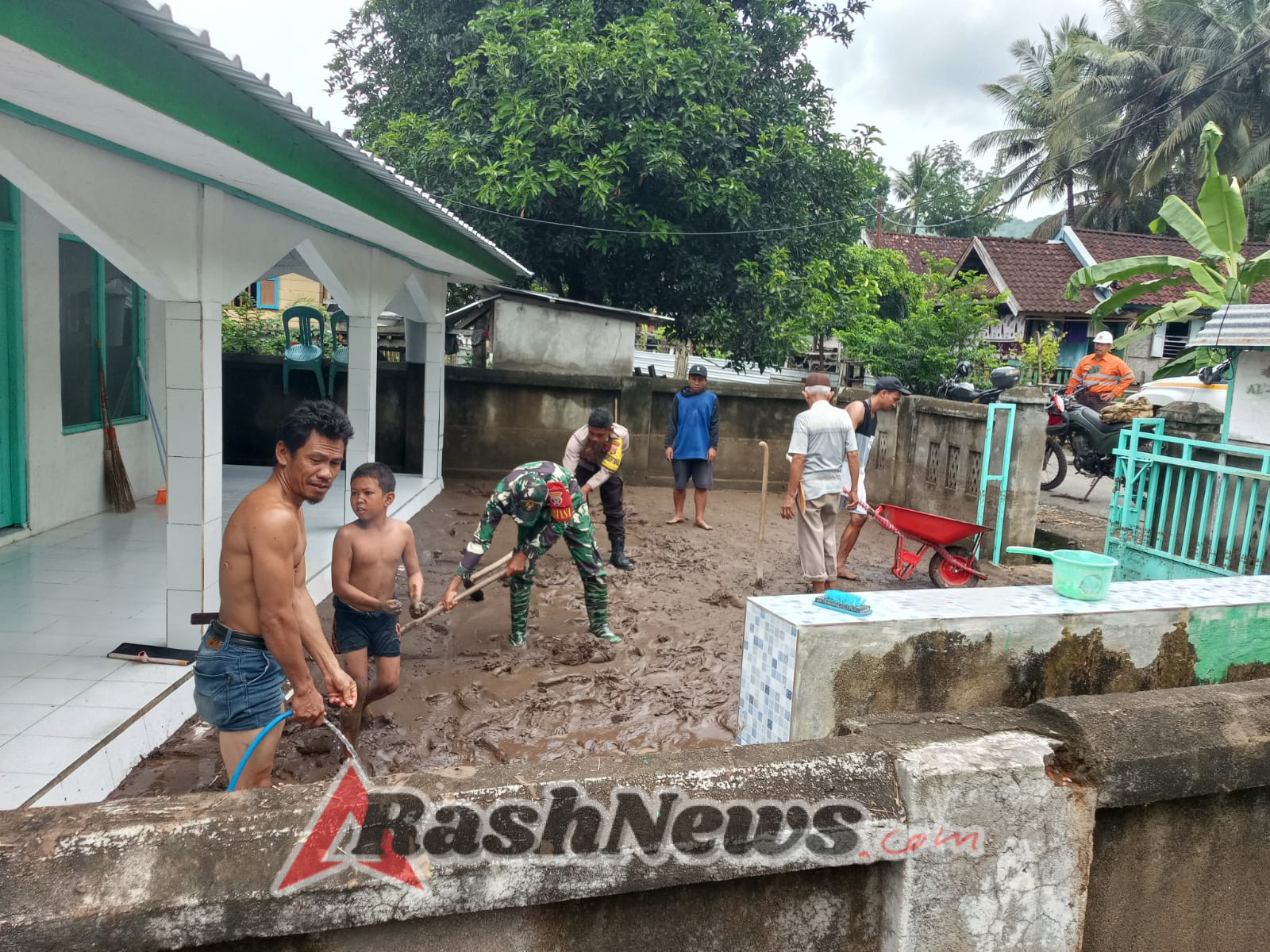 Babinsa Serda Mursaha Turun Langsung Bantu Warga Bersihkan Lumpur Bekas Banjir