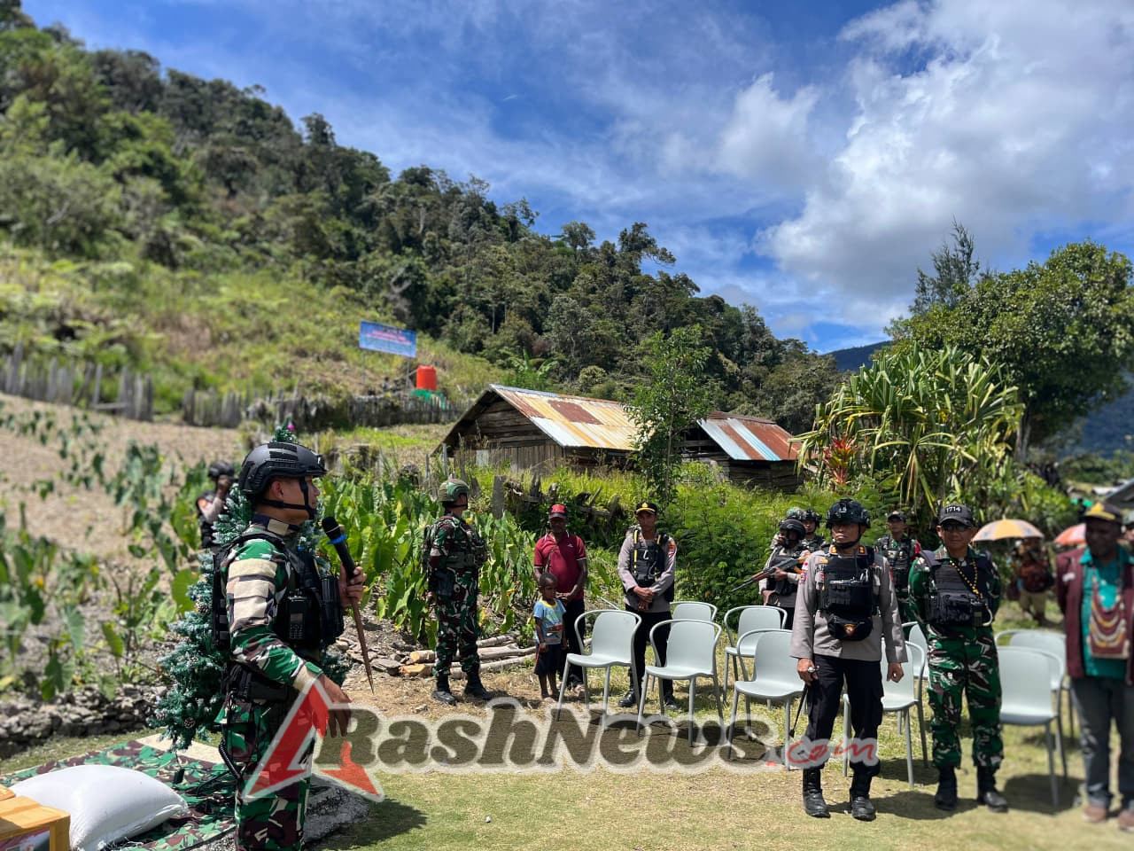 Pohon Natal Harapan, Satgas Yonif 743/PSY untuk Masyarakat Pedalaman Papua Sambut Natal 2025