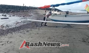 Kaur Bin Ops Polairud Polres Karangasem Turun Langsung Bantu Warga Nelayan Mendorong Jukung