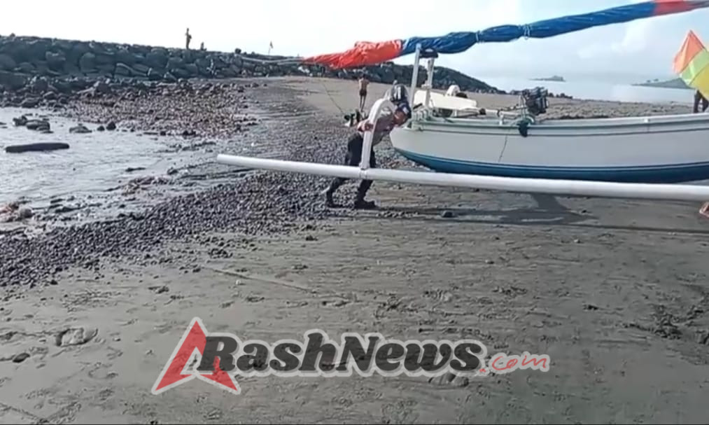 Kaur Bin Ops Polairud Polres Karangasem Turun Langsung Bantu Warga Nelayan Mendorong Jukung