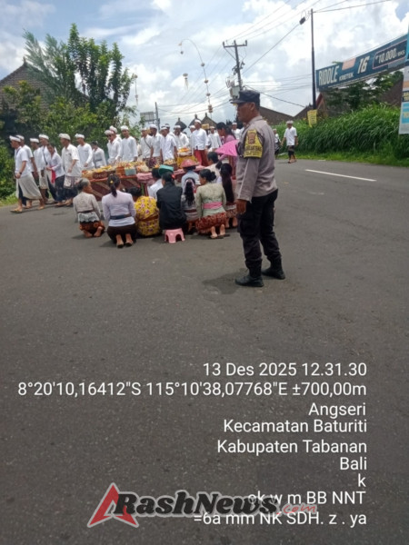 Bhabinkamtibmas Desa Bangli Mengamankan Melancaran Ida Betara Pucak Padang Dawa