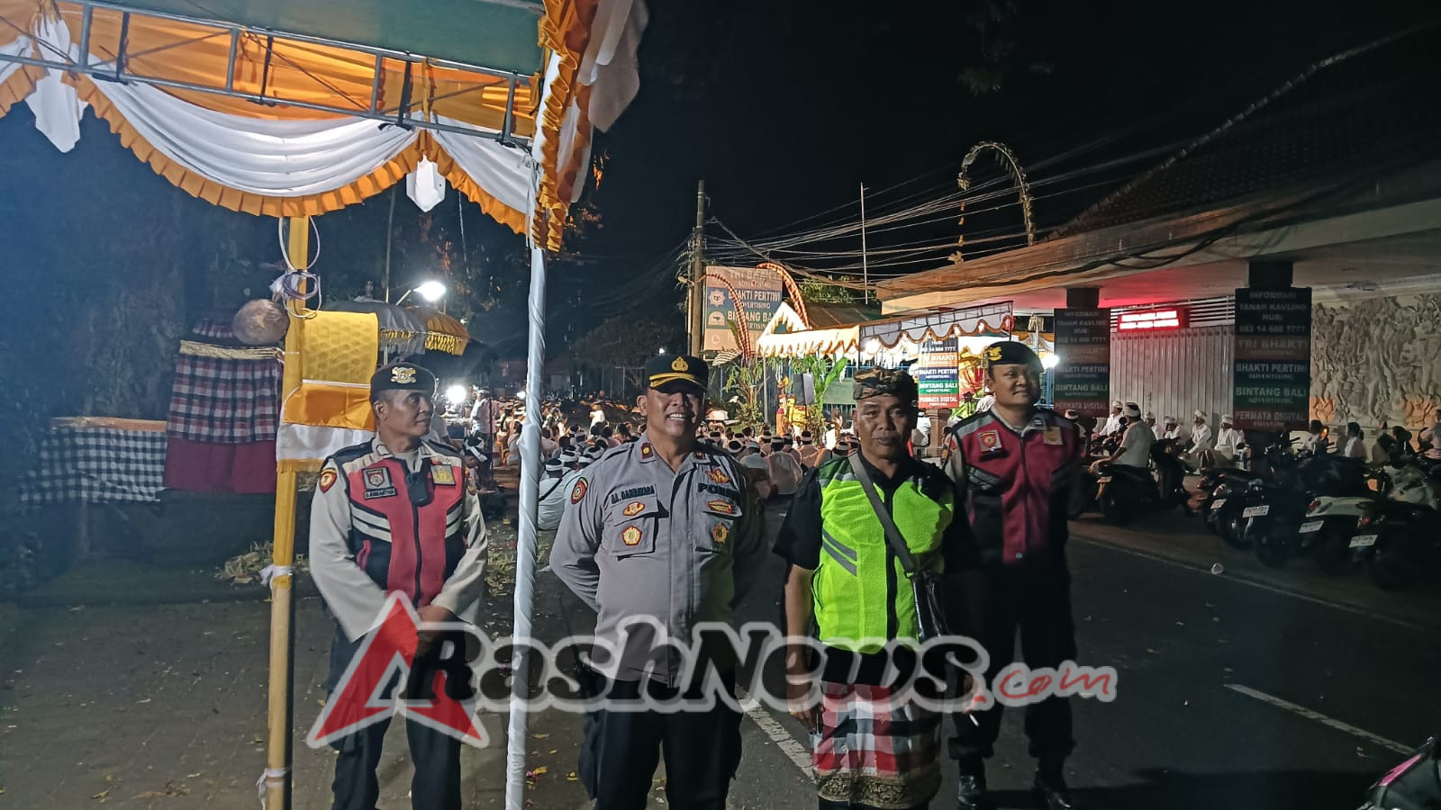 Turun Langsung Kapolsek Mengwi Atensi Giat Persembahyangan di Pura Dalem