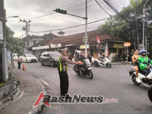 Sore Hari Arus Lalin Meningkat Personel Polsek Kuta Utara Lakukan Pengaturan.