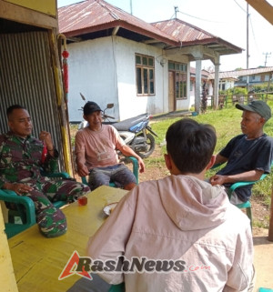Wujud Kepedulian TNI, Babinsa Desa Compang Laksanakan Komsos untuk Ciptakan Wilayah Kondusif
